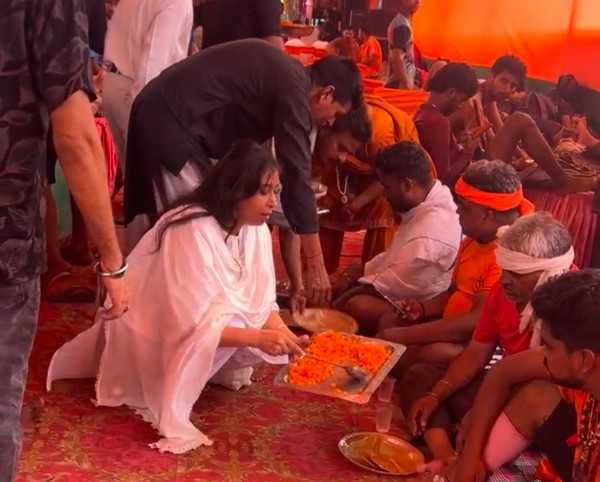 BJP councilor Priyanka Gautam is setting an example, she is rolling rotis herself in the Kanwar camp