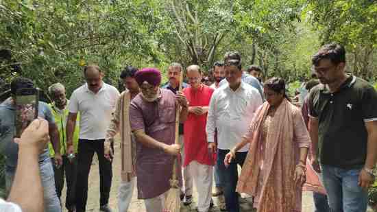Mayor Raja Iqbal Singh reviewed the works of freedom from garbage campaign in Yamunapar