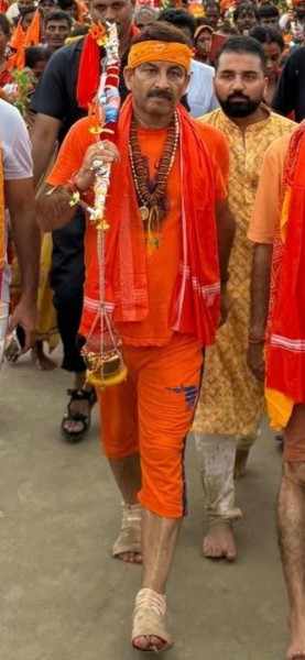 Manoj Tiwari was seen in Lok Sabha on a wheelchair after the Kavad Yatra