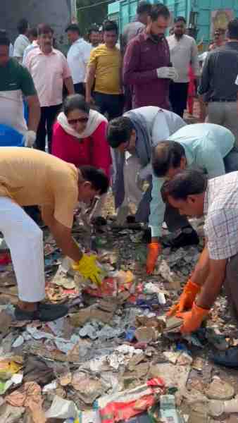 MCD commissioner swept the road along with MLA and councillor, picked up garbage and gave the message of cleanliness