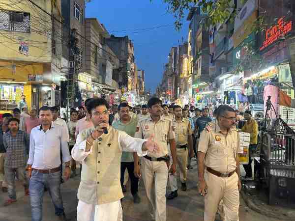 यमुनापार में सड़क जाम बना जानलेवा : मंडावली में एंबुलेंस में फंसी महिला की गई जान, विधायक नेगी ने दुकानदारों को दी चेतावनी