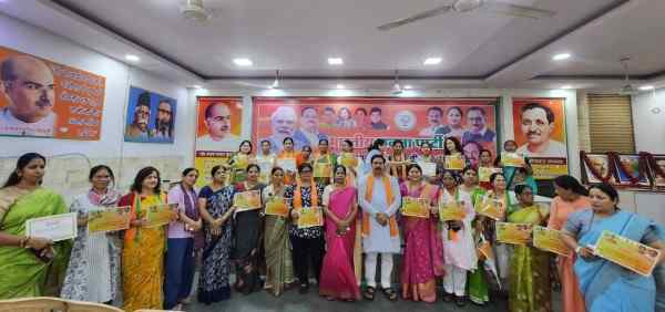 BJP महिला मोर्चा के सम्मान समारोह में लोकसभा-विधानसभा चुनावों में योगदान देने वाली महिलाओं को किया गया सम्मानित