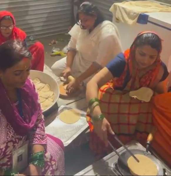भाजपा पार्षद प्रियंका गौतम पेश कर रही है सेवा की मिशाल,कांवड़ शिविर में खुद बेल रही हैं रोटियां, यात्रियों को परोस रही हैं भोजन