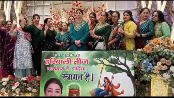दिलशाद कॉलोनी वार्ड निगम पार्षद बहन प्रीति ने किया तीज महोत्सव का भव्य आयोजन