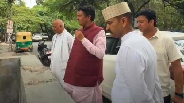 शाहदरा विधायक संजय गोयल ने सीवेज ड्रेन का अधिकारियों के साथ किया निरीक्षण, कराया  डी-सिल्टिंग