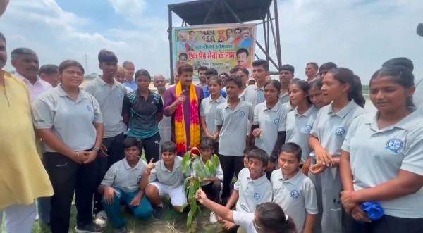 एक पेड़ सेना के नाम” कार्यक्रम में मनोज तिवारी ने किया वृक्षारोपण, कारगिल वीरों को दी श्रद्धांजलि