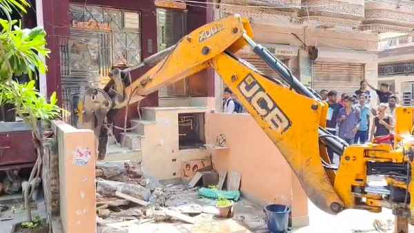 रोहतास नगर के नंदनगरी में अवैध कब्जे में चला MCD का बुलडोजर, लोगों का फूटा BJP सरकार पर गुस्सा