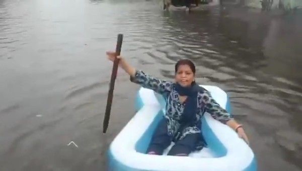 NH 24 पर चली नाव, स्विमिंग करते दिखे AAP नेता नें जल निकासी के दावे की खोली पोल
