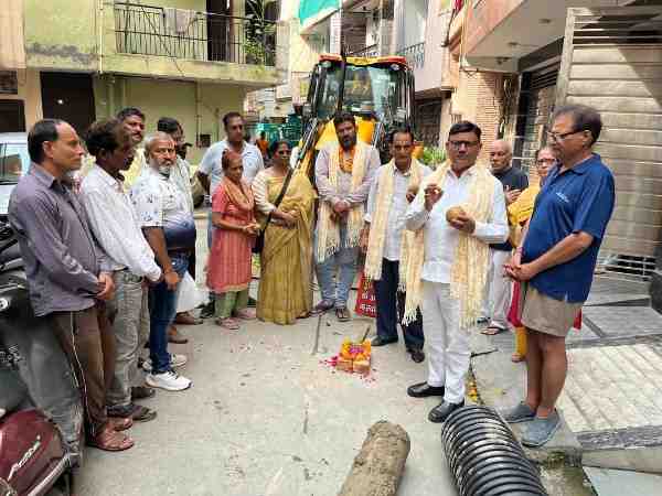 कृष्णा नगर विधानसभा में सीवर लाइन बदलाव की शुरुआत, ज्ञान पार्क से हुआ कार्य का शुभारंभ