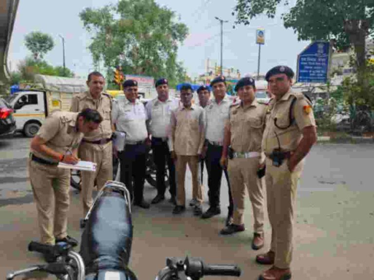 ट्रैफिक पुलिस कर्मियों ने दिखाई बहादुरी : शाहदरा में स्नैचिंग कर भाग रहे बदमाश को दबोचा