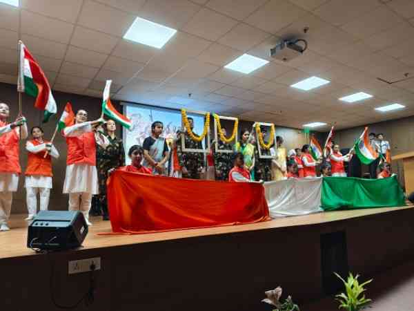 करगिल विजय दिवस पर दिलशाद गार्डन के स्कूल में देशभक्ति से सराबोर कार्यक्रम, शहीदों को दी श्रद्धांजलि