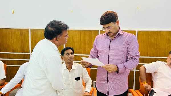 सांसद मनोज तिवारी ने दुर्गापुरी चौक पर जनसुनवाई की, लोगों की समस्याएं सुनी और मौके पर समाधान किया