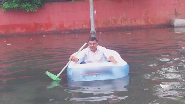 खजूरी खास थाने के पास जलभराव में नाव चला कर आप नेता मनोज त्यागी ने जताया विरोध, सरकार पर लगाया वादाखिलाफी का आरोप