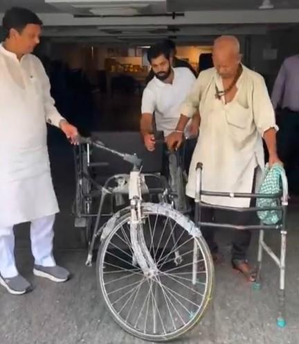 दिव्यांगों के लिए सहारा बन रहे हैं शाहदरा विधानसभा के विधायक संजय गोयल