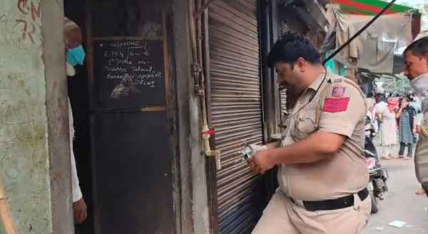 न्यू उस्मानपुर में बंद पड़ी रोटी की दुकान से सड़ी-गली हालत में युवक का शव बरामद, इलाके में फैली सनसनी