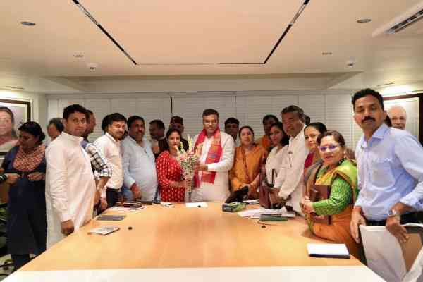 यमुना पार की समस्या को लेकर PWD मंत्री प्रवेश साहिब सिंह वर्मा ने की समीक्षा बैठक, इन पार्षदों ने रखी समस्या