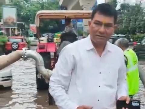 मूसलाधार बारिश में विकाश मार्ग पर भी हुआ जलभराव, पार्षद रामकिशोर शर्मा ने खुद संभाला मोर्चा, विधायक नहीं आए नजर