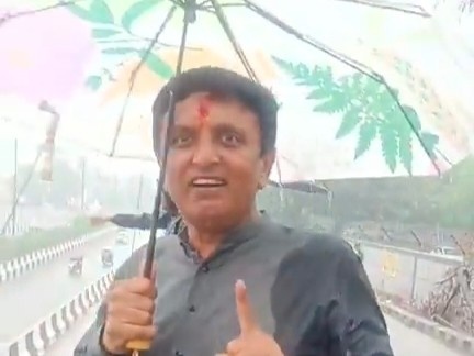 बारिश होते ही छतरी लेकर विवेक विहार अंडरपास दौड़े विधायक संजय गोयल