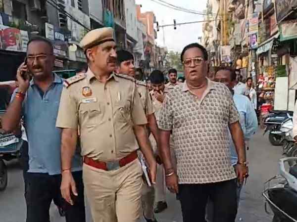 झील रोड पर अवैध सब्जी मंडी के खिलाफ MCD नें शुरू की कार्रवाई, सड़क जाम की शिकायतों के बाद उठाया सख्त कदम