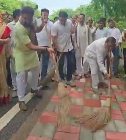 दिल्ली को कूड़े से आज़ादी अभियान बना फोटोशूट का मंच, घोंडा विधानसभा में सफाई अभियान की तस्वीरों पर उठे सवाल