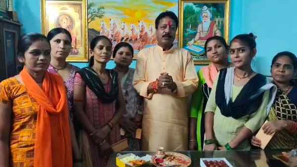 गांधी नगर में पूर्व महापौर श्याम सुन्दर अग्रवाल ने मनाया रक्षाबंधन, घरेलू सहायिकाओं ने बांधी राखी
