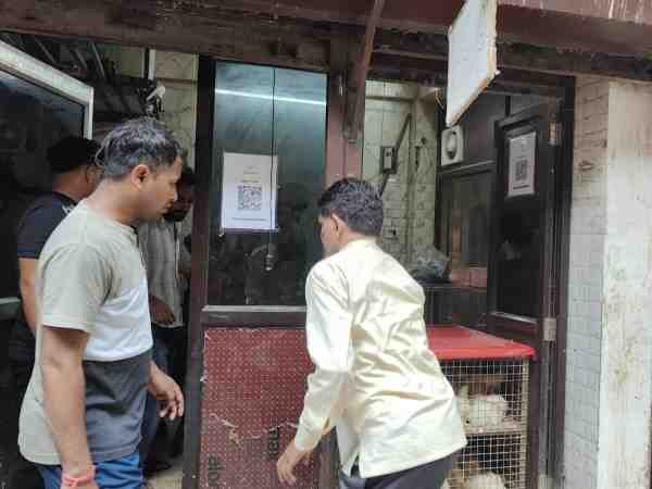 शाहदरा में अवैध मीट दुकानों पर चला निगम का डंडा, दो दुकानें सील,80 जिंदा मुर्गे जब्त