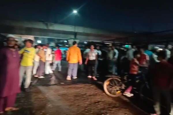 पतंग पकड़ते हुए नाले में गिरा 7 वर्षीय बच्चा, अंधेरा होने पर रेस्क्यू ऑपरेशन स्थगित, सीलमपुर विधायक ने उठाए सवाल
