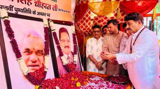 मनोज तिवारी ने अटल बिहारी वाजपेई और साहब सिंह चौहान को दी श्रद्धांजलि
