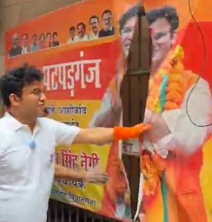 पटपड़गंज विधायक रविंद्र सिंह नेगी ने दीवारों पर लगा अपना पोस्टर हटाकर किया  “पोस्ट मुक्त अभियान” की शुरुआत