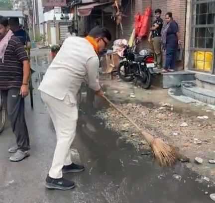 स्वच्छता अभियान पर उठा सवाल : पानी में झाड़ू लगाते नजर आए कृष्णा नगर विधायक