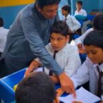 शाहदर विधायक संजय गोयल बने शिक्षक, छात्रों की नाखून से कॉपी तक की जांच