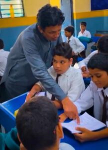 शाहदर विधायक संजय गोयल बने शिक्षक, छात्रों की नाखून से कॉपी तक की जांच