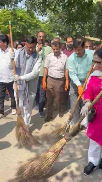 MCD कमिश्नर ने विधायक और पार्षद के साथ सड़क पर लगाए झाड़ू, कूड़ा उठा कर दिया स्वच्छता का संदेश