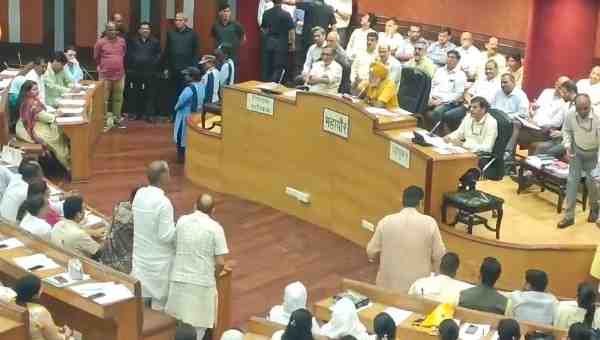 ‘शेयर होल्डर’ और ‘ब्लैक मेलर’ विवाद पर MCD सदन में हंगामा, भाजपा ने अपने ही पार्षद का साथ छोड़ा