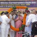 गांधी नगर में कार्यक्रम के दौरान मुख्यमंत्री रेखा गुप्ता ने विधायक डॉ. अनिल गोयल की सराहना की