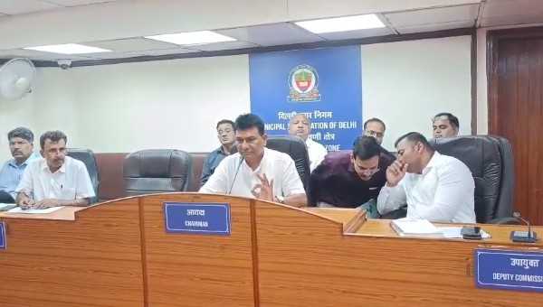 MCD शाहदरा साउथ जोन कार्यालय में बंदरों के उत्पात के बाद हॉल का कायाकल्प, रेड कारपेट और नया लुक मिला