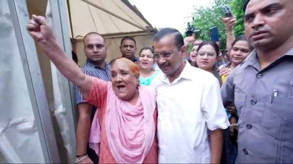 अरविंद केजरीवाल शास्त्री पार्क में बाढ़ राहत शिविर पहुंचे , व्यवस्थाओं पर उठाए सवाल