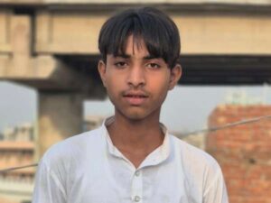 यमुना की बाढ़ में फिर गई जान: शास्त्री पार्क में मछली पकड़ते समय 16 वर्षीय किशोर डूबा, दोस्त को बचाकर खुद बह गया