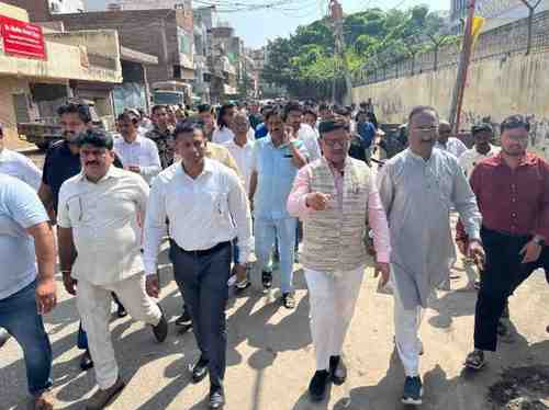 विधायक डॉ.अनिल गोयल ने किया कृष्णा नगर क्षेत्र का निरीक्षण, जलभराव और सीवर की समस्याओं के समाधान के दिए निर्देश