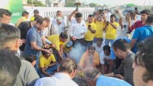 दिल्ली देहरादून हाईवे व दिल्ली सहारनपुर हाईवे के उद्घाटन की मांग को लेकर लोगों ने हाइवे पर किया महायज्ञ