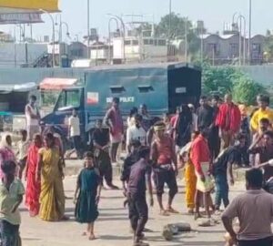 गाजीपुर सब्जी मंडी के पास अज्ञात वाहन की टक्कर से सब्जी विक्रेता की दर्दनाक मौत, परिजनों ने किया हंगामा