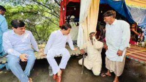 यमुना का जलस्तर घटने के बाद बाढ़ पीड़ितों की याद आई सांसद मनोज तिवारी को