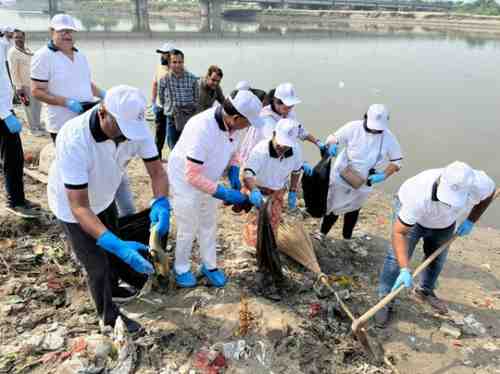 छठ पर्व से पहले यमुना घाटों पर चला स्वच्छता अभियान, विधायक डॉ. अनिल गोयल और पार्षद संदीप कपूर ने संभाली कमान