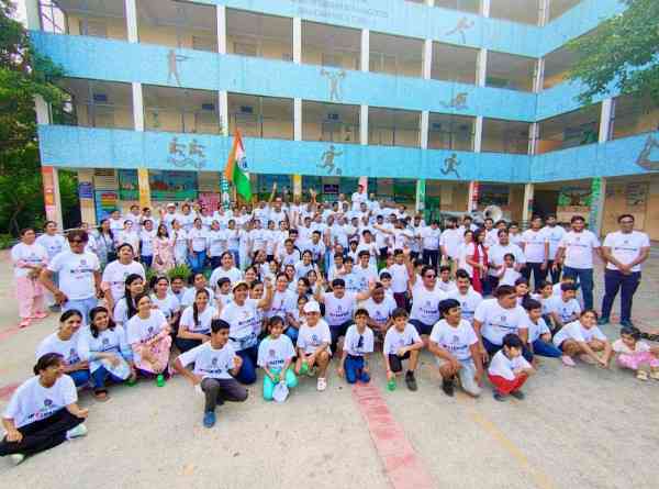 कृष्णा नगर में आयोजित वॉकथॉन में उमड़ा जनसैलाब, पार्षद संदीप कपूर ने की फिटनेस और नशामुक्ति की अपील
