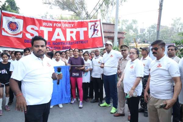 दिल्ली पुलिस द्वारा आयोजित रन फॉर यूनिटी मैराथन में उमड़ा जनसैलाब
