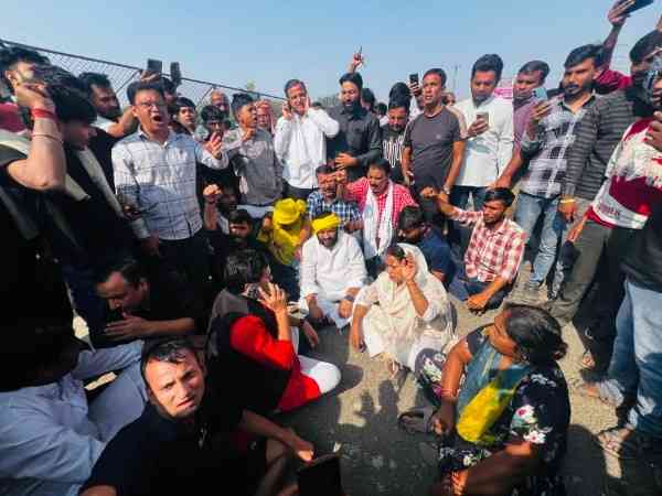 छठ से पहले कोंडली नहर में पानी न आने पर बवाल, विधायक कुलदीप कुमार समर्थकों संग धरने पर बैठे, पुलिस ने लिया हिरासत में