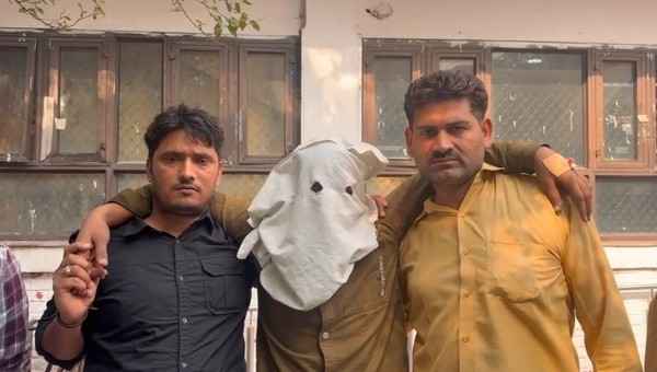 न्यू उस्मानपुर में मुठभेड़ के बाद वांटेड बदमाश गिरफ्तार, कांस्टेबल की बुलेटप्रूफ जैकेट पर लगी गोली