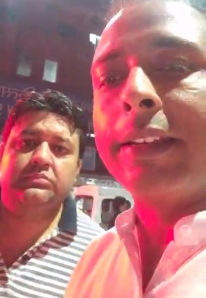 गांधी नगर में मानवता हुई शर्मसार, सड़क पर तड़पते घायल को भीड़ देखती रही, दो युवकों ने दिखाई इंसानियत