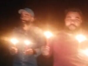 रात ढलते ही अंधेरे में डूब जाता है करावल नगर बस डिपो, लोगों ने कैंडल जलाकर जताया विरोध