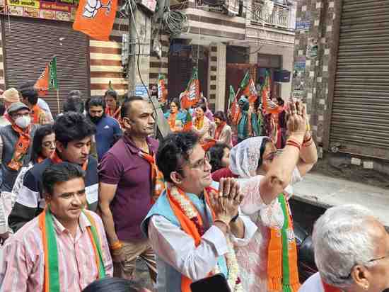 एमसीडी उपचुनाव: विनोद नगर वार्ड में भाजपा प्रत्याशी सरला चौधरी के समर्थन में विधायक रविंद्र सिंह नेगी ने पदयात्रा कर किया प्रचार का शुभारंभ 